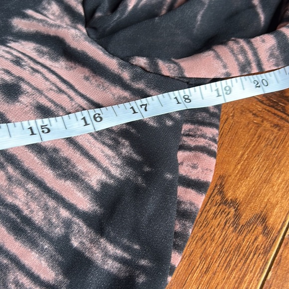 Meek Romper - Picture 10 of 12